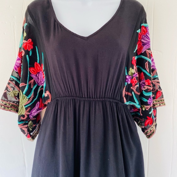 Embroidered Floral Kimono-Sleeved Dress - Picture 3 of 10